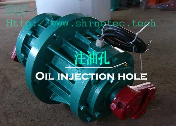 Vertical vibration motor lubricating oil filling port